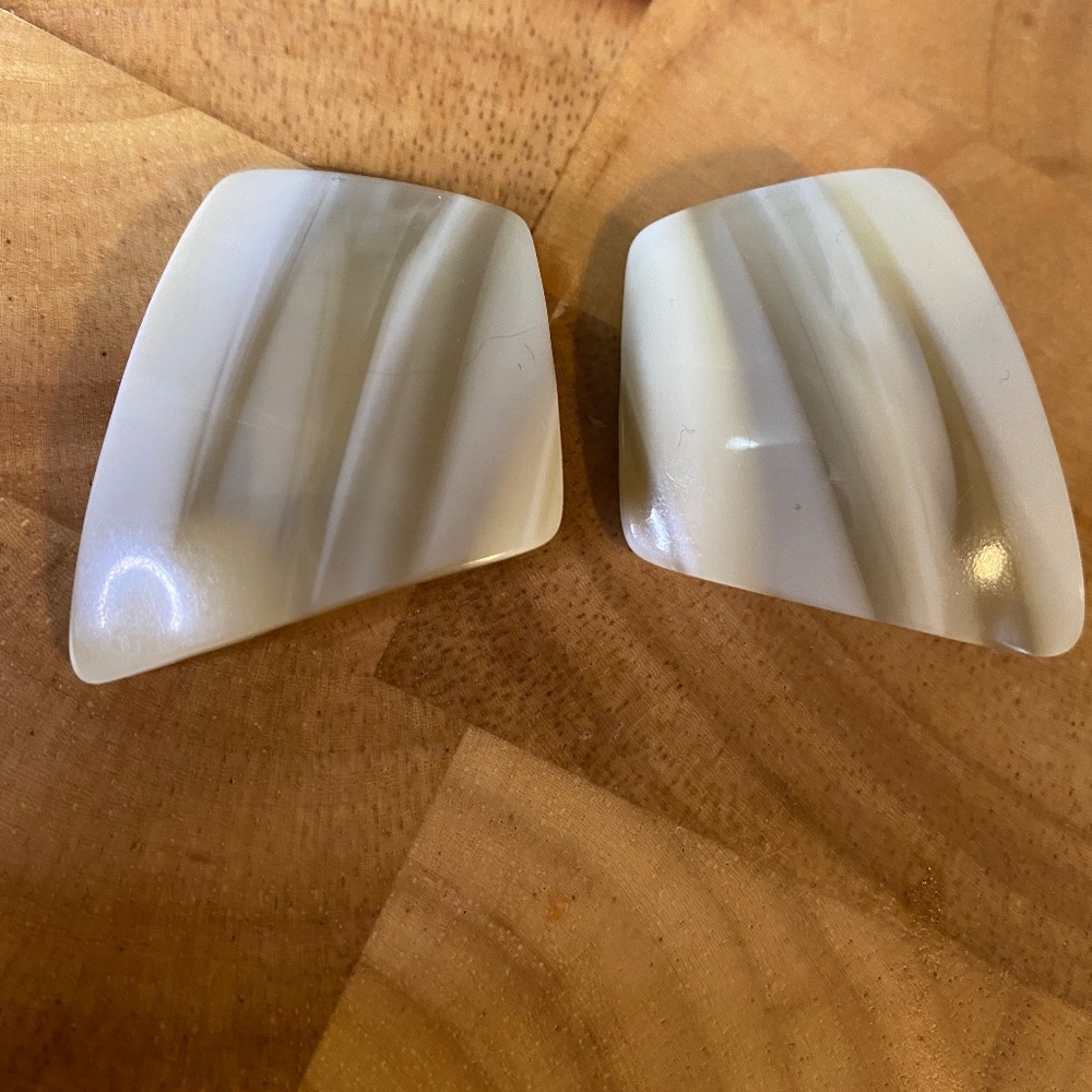 * Vintage earrings 1970 clip on marble style plastic Asymmetril